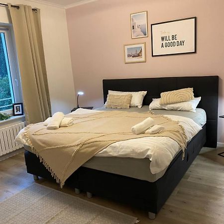 Haus Mit Garten - Kingbett - Wifi - Parkplatz Essen Esterno foto