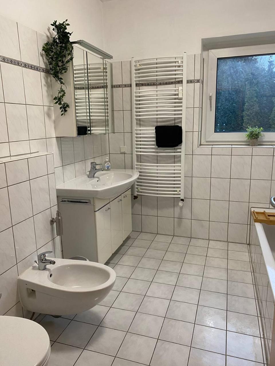Haus Mit Garten - Kingbett - Wifi - Parkplatz Essen Esterno foto